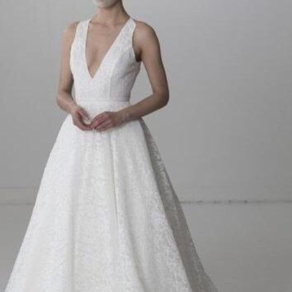 Brand new Alyne Flawless Wedding Dress with Veil